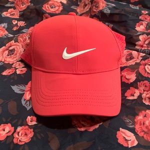 Woman’s nike hat. Never worn.